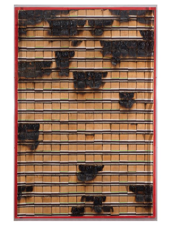 Bernard  Aubertin : Senza titolo  (1974)  - Fiammiferi di legno bruciato su tavola entro teca in plexiglass - Asta Arte Moderna e Contemporanea - Blindarte Casa d'Aste