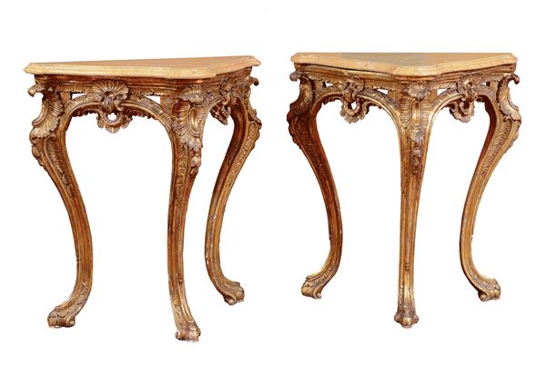 Napoli, XVIII secolo : Coppia di consolle a tre piedi  - Asta Oggetti d'Arte e Antiquariato, Dipinti Antichi, XIX-XX Secolo - Blindarte Casa d'Aste