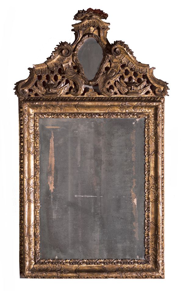 Venezia, XVIII secolo - Specchiera in legno dorato e intagliato