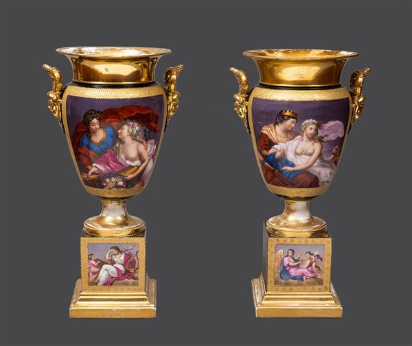 Francia, inizio XIX secolo - Rara coppia di vasi monumentali in porcellana blu e oro