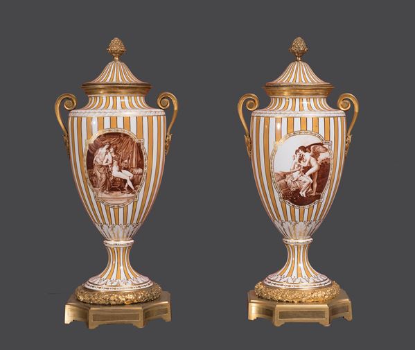 Francia, fine XIX secolo - Coppia di vasi biansati in porcellana con coperchio