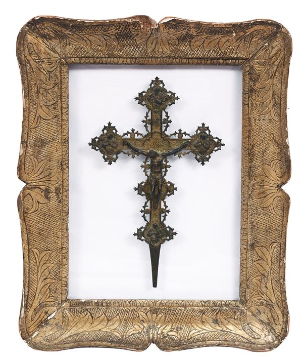 Scuola meridionale, fine XVI secolo - Crocifisso su vetro in bronzo dorato