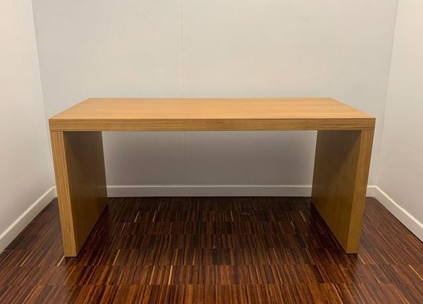 Produzione italiana : Tavolo scrivania  (2000 circa)  - Legno di rovere - Asta GIOIELLI, OROLOGI, ARTI DECORATIVE, DESIGN E ARTE ORIENTALE - Blindarte Casa d'Aste