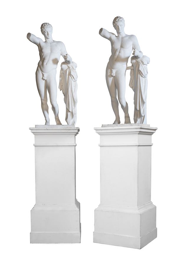 Teatro San Carlo: Coppia di sculture raffiguranti figure maschili in posa classica (da "Parsifal")