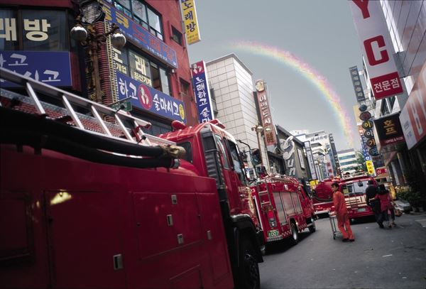 Jiang Zhi : Rainbow n. 5  (2006)  - Stampa fotografica a colori sotto plexiglass in cornice - Asta Fotografia - Blindarte Casa d'Aste