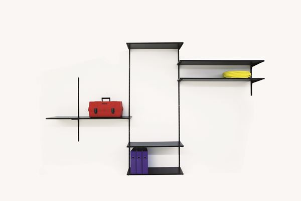 Mathieu Mercier : Drum and bass (Stack on)  (2002)  - Mensola, cassetta degli attrezzi, tubi e leganti - Asta Arte Moderna e Contemporanea - Blindarte Casa d'Aste
