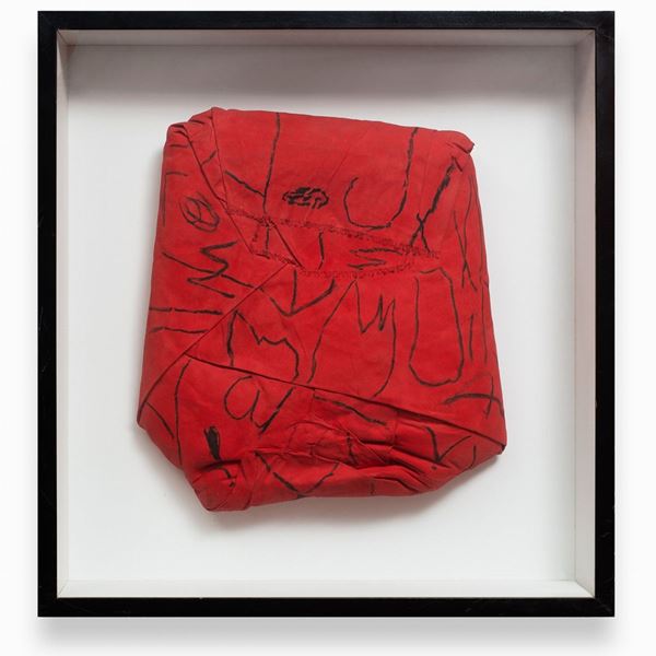 Cesare Berlingeri : Rosso Segnato  (2001)  - Olio e carbone su stoffa telata e piegata entro teca di legno e vetro - Asta Arte Moderna e Contemporanea - Blindarte Casa d'Aste