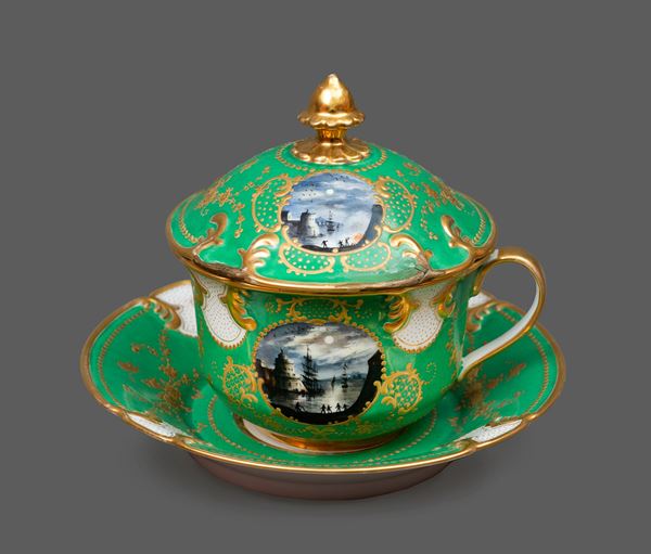 Manifattura francese dipinta a Napoli, 1830 ca - Tazza con coperchio e piattino
