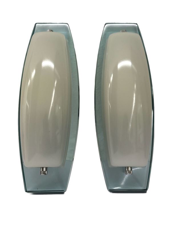 Fontana Arte : Coppia di applique in vetro opalino bianco e cristallo colorato e molato  (1960 circa)  - Asta Design e Oggetti d'Arte - Blindarte Casa d'Aste