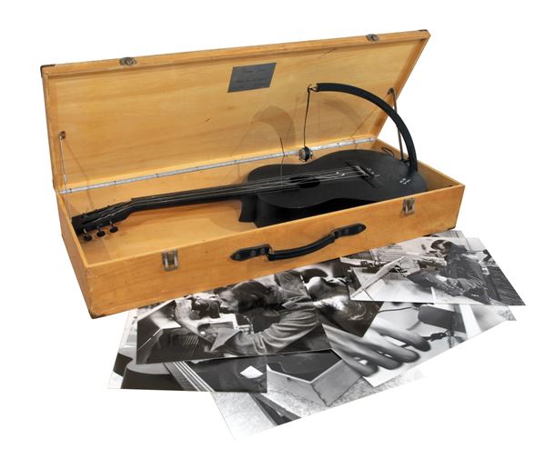 Joe Jones : Music Box  (1974)  - Chitarra in legno dipinta con motore + cartella composta da n.7 fotografie b/n di Peter Moore e cust - Asta Arte Moderna e Contemporanea - Blindarte Casa d'Aste