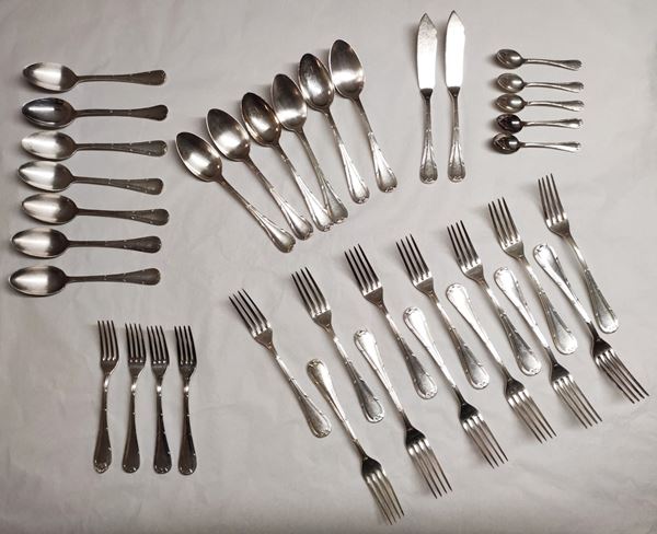 Parte di servizio Broggi Milano placcato argento composto da: 13 forchette, 2 coltelli, 7 cucchiai grandi, 6 cucchiai piccoli, 4 forchettine,  5 cucchiaini da caffè