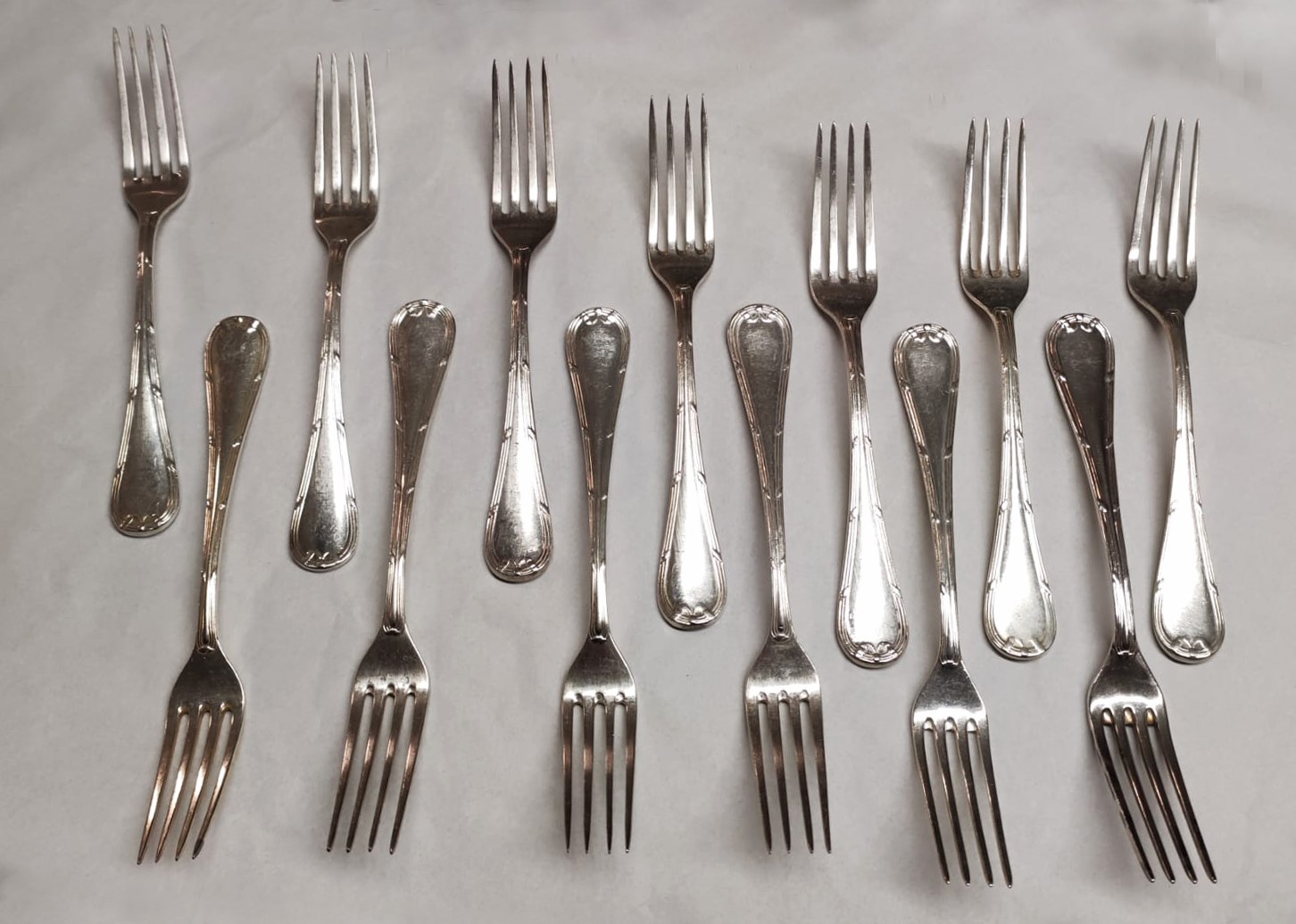 Parte di servizio Broggi Milano placcato argento composto da: 13 forchette, 2 coltelli, 7 cucchia...