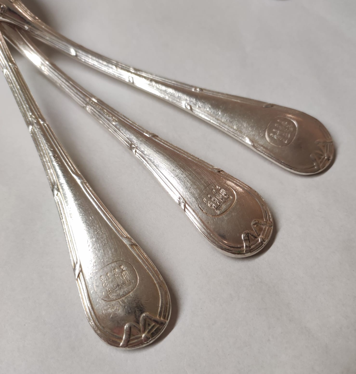 Parte di servizio Broggi Milano placcato argento composto da: 13 forchette, 2 coltelli, 7 cucchia...