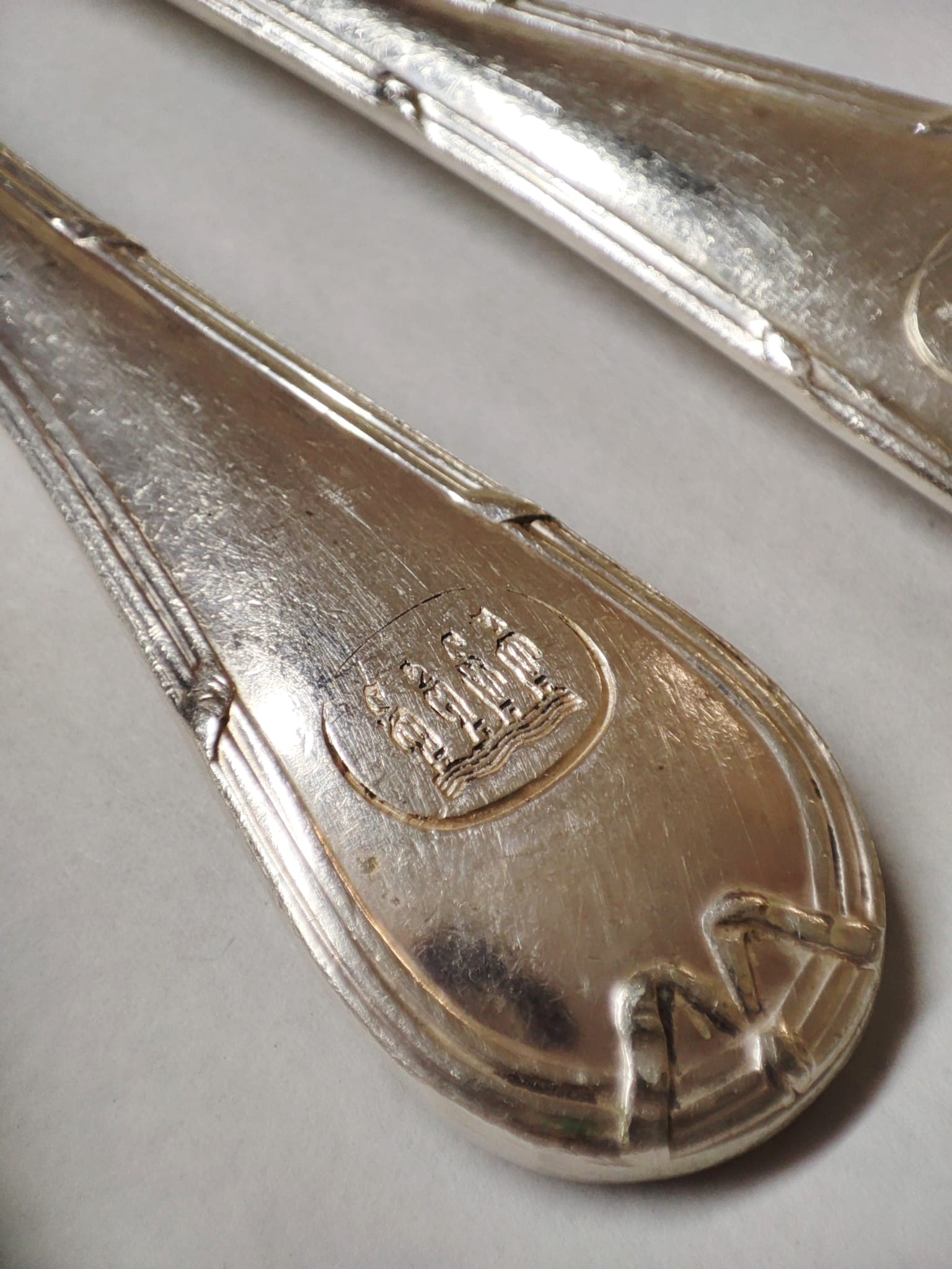 Parte di servizio Broggi Milano placcato argento composto da: 13 forchette, 2 coltelli, 7 cucchia...