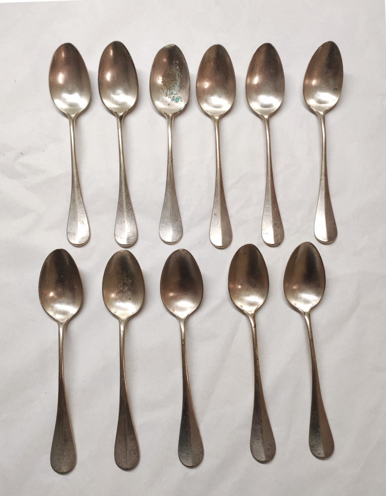 Parte di servizio placcato argento composto da 11 cucchiai