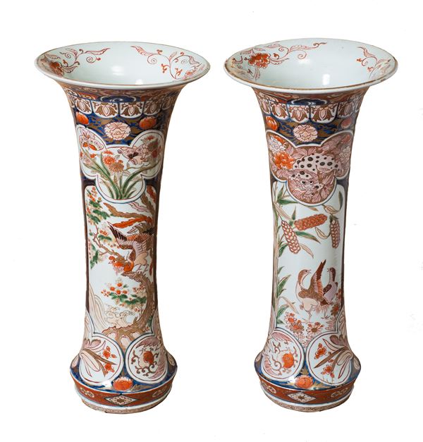 Manifattura orientale, XIX secolo - Importante coppia di vasi a tromba in porcellana Imari 
