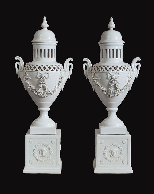 Bassano, fine XIX secolo - Pair of white potpourri vases