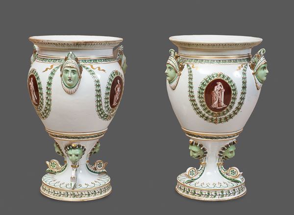 Manifattura del Barone  di Malvica, Palermo : Coppia di vasi a tre anse a testa muliebre crestata  - maiolica policroma - Asta Antiquariato, Dipinti antichi e del XIX secolo - Blindarte Casa d'Aste