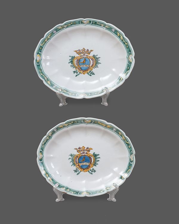 Napoli o Cerreto seconda met&#224; del XVIII secolo - Coppia di vassoietti ovali con stemma al centro