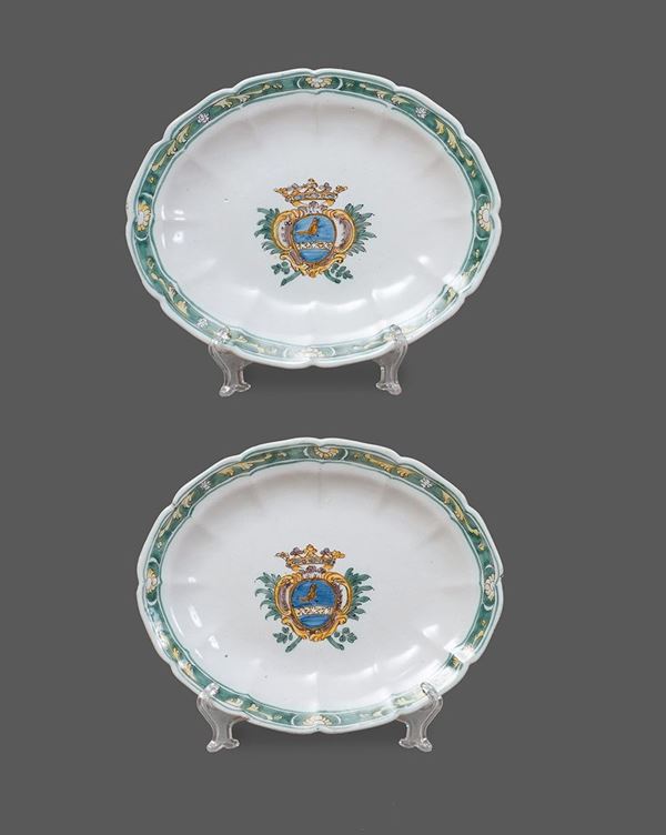 Napoli o Cerreto seconda met&#224; del XVIII secolo : Coppia di vassoietti ovali con stemma al centro  - in maiolica bianca con decoro policromo - Auction ANTIQUES, OLD AND 19TH CENTURY PAINTINGS - Blindarte Casa d'Aste