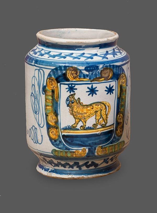 Fabbriche di Laterza, prima met&#224; del XVII secolo : Piccolo albarello con stemma policromo  - Auction ANTIQUES, OLD AND 19TH CENTURY PAINTINGS - Blindarte Casa d'Aste