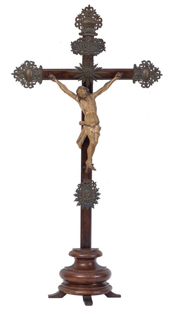 Manifattura coloniale del XVIII secolo - Crocifisso in legno e argento