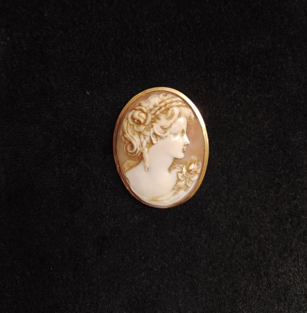Cameo pin  - within frame in 18K gold - Auction Jewellery, Furniture and Art Objects - Blindarte Casa d'Aste