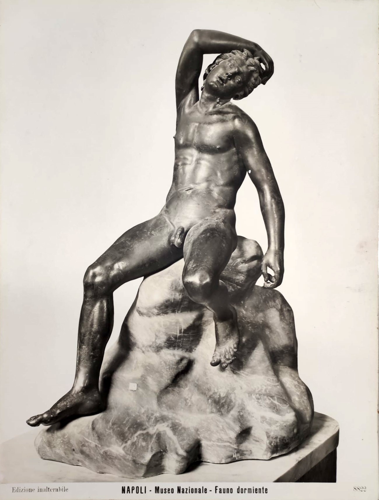 a) Sileno; b) Fauno dormiente
