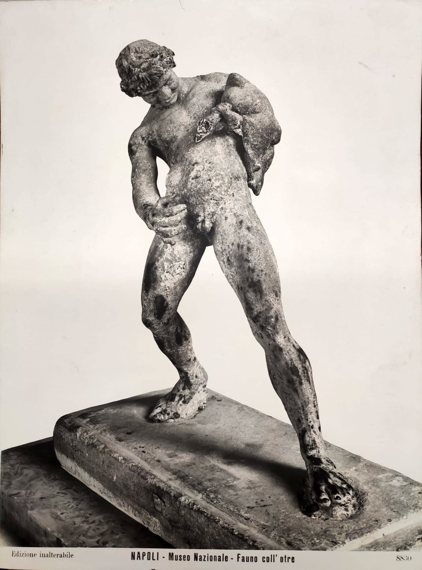 a) Fauno con l'otre; b) Eschine