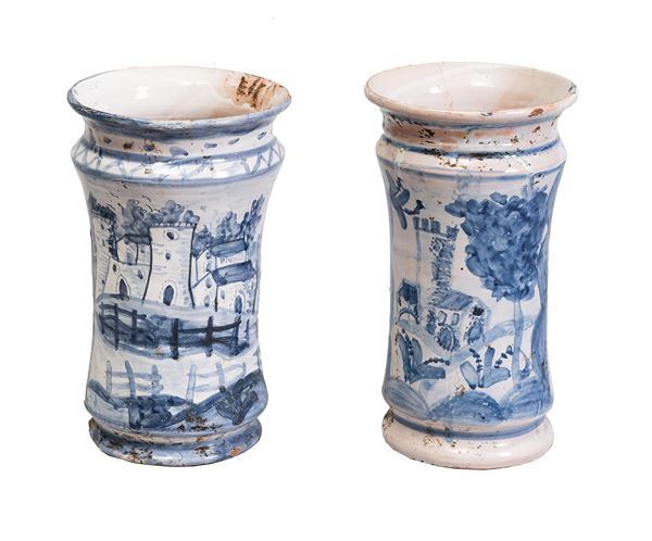 Napoli, XVIII secolo : Due vasi da farmacia   - in maiolica dipinta in monocromia blu su fondo bianco - Asta Oggetti d'arte, importanti dipinti antichi e dipinti del XIX-XX secolo - Blindarte Casa d'Aste