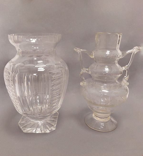 Due vasi di manifatture ed epoche diverse - a)Napoli inizi XIX secolo, vaso in cristallo inciso; b) Venezia XVIII secolo, vaso biansato in vetro di murano