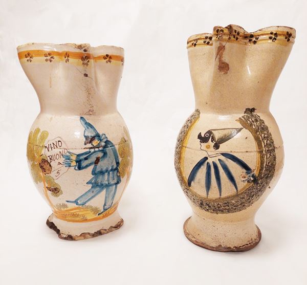 Manifattura dell'Italia meridionale, prima met&#224; XIX secolo - Due brocche da vino con figure di pulcinella