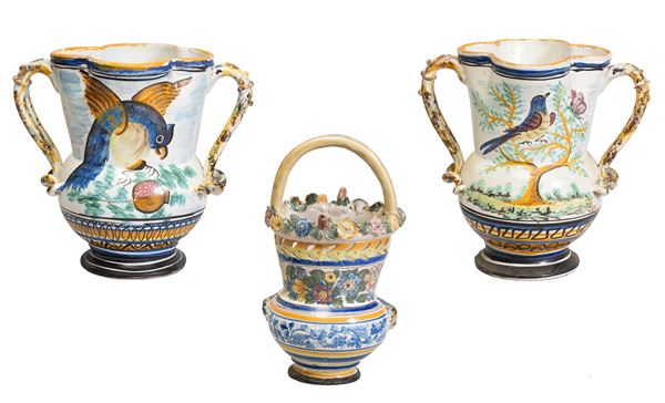 Fabbrica napoletana del Ponte della Maddalena o del Borgo Loreto, fine XIX secolo - a)Vaso biansato, anse a racemi, bordo polilobato, decorato con uccellino che becca un melograno, fasce policrome sulla base; b) Vaso biansato, anse a racemi, decorato con uccello su ramo; c)Cesto con manico, corpo decorato a fasce monocrome e motivi naturalistici, fiori a rilievo lungo il bordo superiore