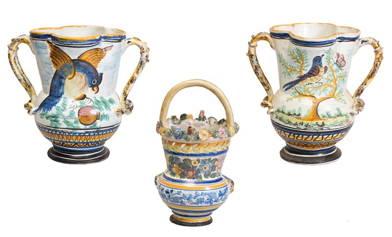a)Vaso biansato, anse a racemi, bordo polilobato, decorato con uccellino che becca un melograno, ...