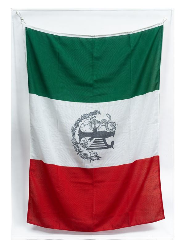 Eric Wesley : Untitled  - Fabric flag in plexiglass case - Auction Modern and Contemporary Art - Blindarte Casa d'Aste