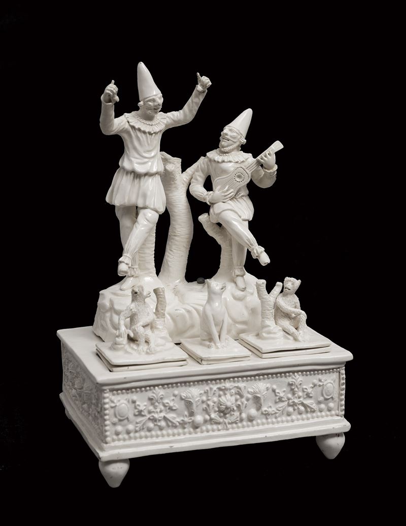 Importante calamaio raffigurante Concertino di due pulcinella e scimmie