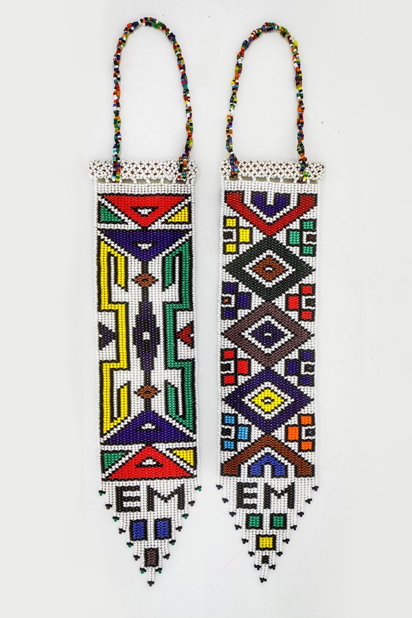 Esther Mahlangu : Lotto unico composto da n. 2 opere  (2009)  - Tecnica mista e perline - Asta Arte Moderna e Contemporanea - Blindarte Casa d'Aste