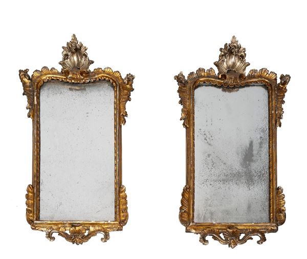 Napoli, XVIII secolo - Due piccole specchiere Luigi XV, con ricca cimasa in legno intagliato e dorato ad argento e mecca