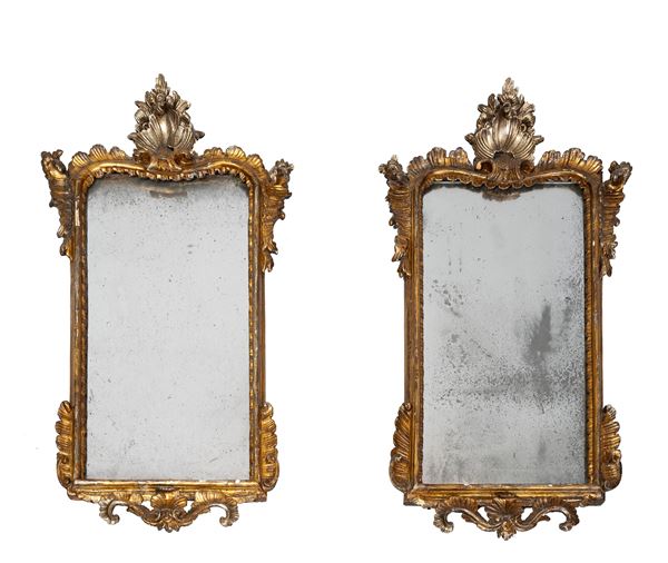Napoli, XVIII secolo : Due piccole specchiere Luigi XV, con ricca cimasa in legno intagliato e dorato ad argento e mecca  - Asta Oggetti d'arte, importanti dipinti antichi e dipinti del XIX-XX secolo - Blindarte Casa d'Aste