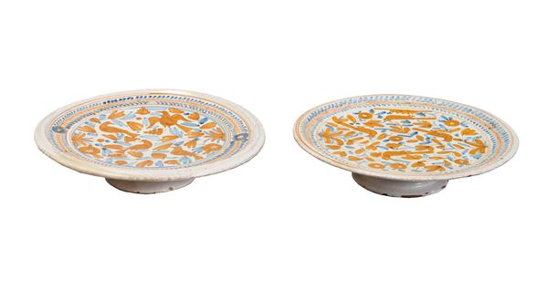 Deruta, XVIII secolo : Pair of risers on wide foot and edge  - majolica in yellow ochre and blue - Auction Majolica, art objects and antique furnishings - Blindarte Casa d'Aste