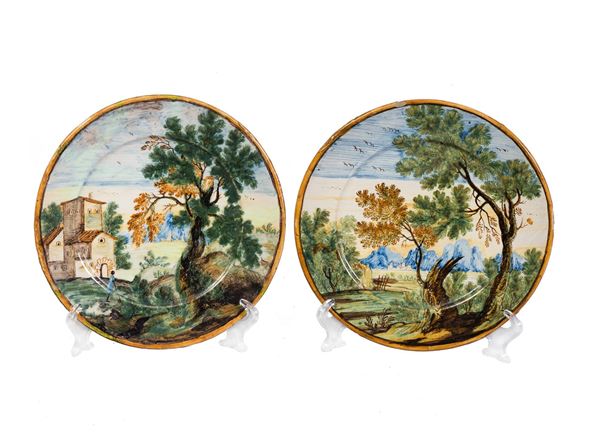 Castelli d'Abruzzo, XVIII secolo : Coppia di piatti   - in maiolica dipinta in policromia con paesaggi alberati - Asta Oggetti d'arte, importanti dipinti antichi e dipinti del XIX-XX secolo - Blindarte Casa d'Aste