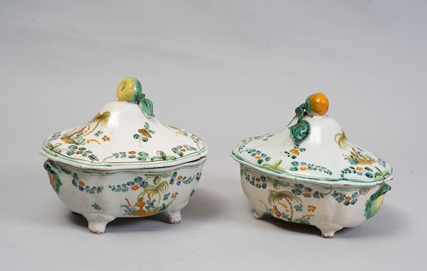 Cerreto Sannita, seconda met&#224; XVIII secolo : Coppia di piccole zuppiere con coperchio  - in maiolica dipinta - Asta Maioliche, oggetti d'arte e arredi antichi - Blindarte Casa d'Aste