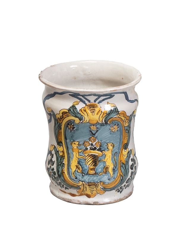 Napoli, met&#224; XVIII secolo : Pilloliere   - in maiolica decorato con elegante stemma nobiliare - Asta Oggetti d'arte, importanti dipinti antichi e dipinti del XIX-XX secolo - Blindarte Casa d'Aste