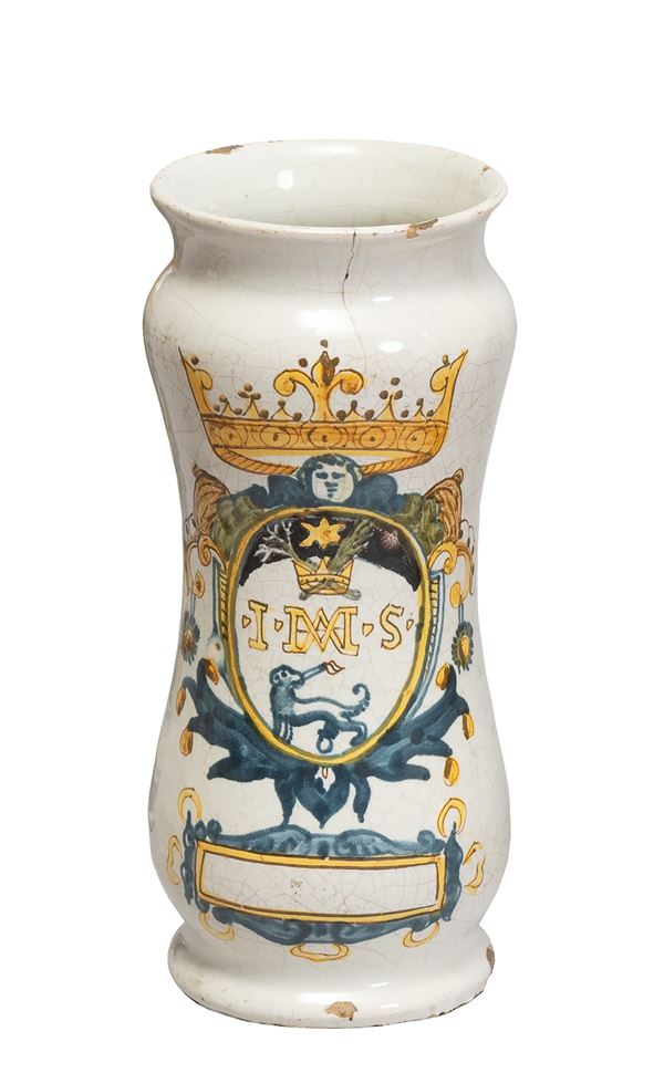 Napoli, inizi XVIII secolo : Albarello con stemma   - in maiolica dipinta in policromia - Asta Oggetti d'arte, importanti dipinti antichi e dipinti del XIX-XX secolo - Blindarte Casa d'Aste