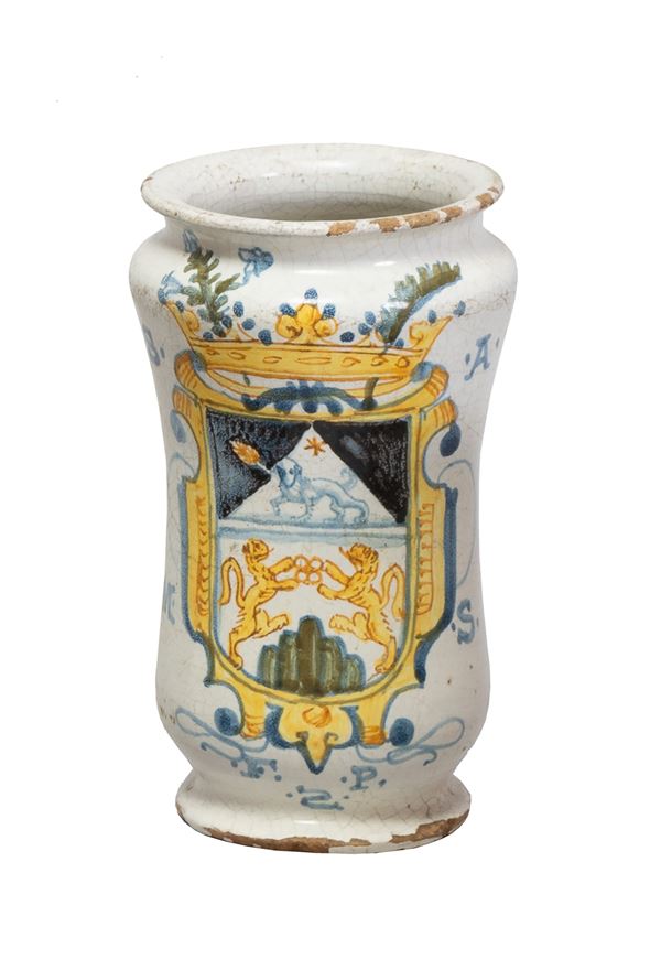 Napoli, inizi XVIII secolo : Albarello   - in maiolica dipinta in policromia - Asta Oggetti d'arte, importanti dipinti antichi e dipinti del XIX-XX secolo - Blindarte Casa d'Aste