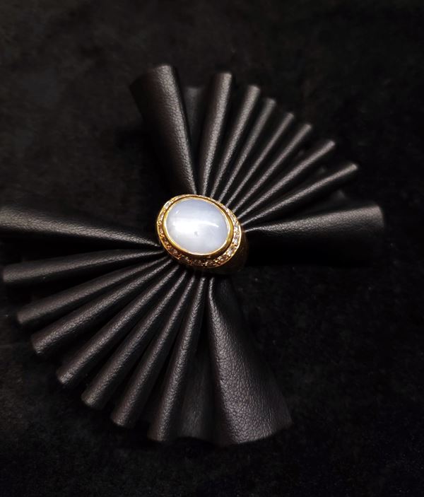 Anello ovale con zaffiro e diamanti  - in oro giallo 18 carati - Asta Gioielli, Arredi e Oggetti d'arte - Blindarte Casa d'Aste