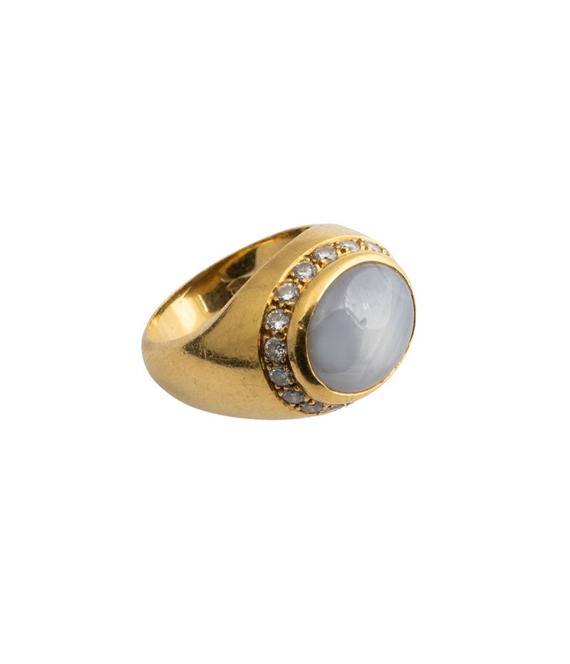 Anello ovale con zaffiro bianco