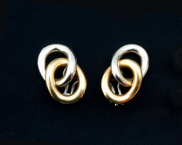 Orecchini a cerchi intrecciati  - in oro giallo 18 carati e oro bianco 9 carati - Asta GIOIELLI, OROLOGI, ARTI DECORATIVE, DESIGN E ARTE ORIENTALE - Blindarte Casa d'Aste