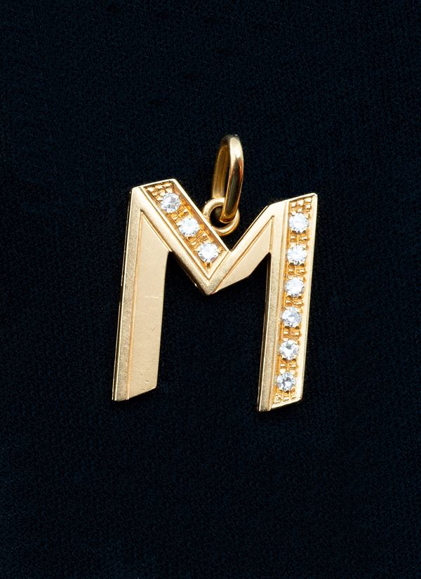 Pendente a forma di lettera 'M'