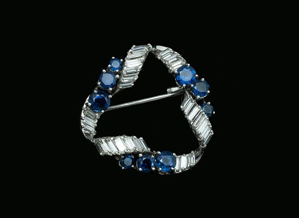Spilla con zaffiri  - in oro bianco 18 carati - Auction JEWELLERY, WATCHES, DECORATIVE ART, DESIGN AND ORIENTAL ART - Blindarte Casa d'Aste